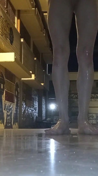 Pisdouche en kom helemaal naakt klaar in het openbaar