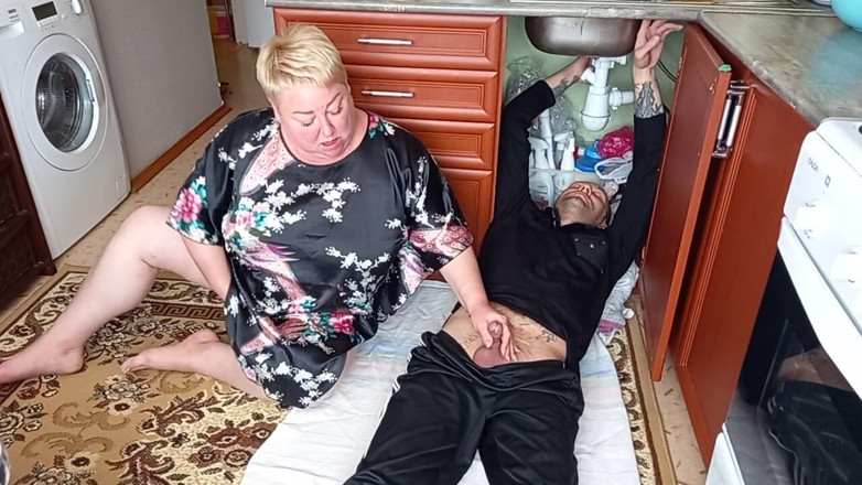 Zona901: Une femme trompe son mari avec un plombier, baise et...