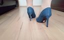 High Heels Kingdom: Transvestiert in sexy Bluejeans mit spitzer zehen, high Heels pumps...