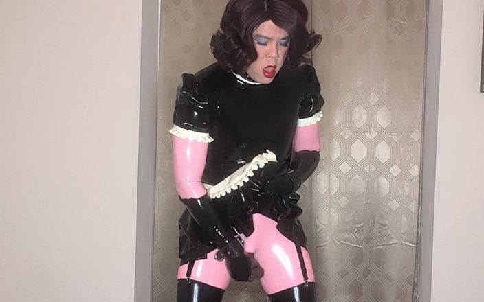 Sissy Candy: Costum de latex și rochie de servitoare Sissy încearcă să-și fută ambele...