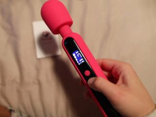 Real anal couple: Zitternder orgasmus beim testen des funzze led-displaystabs mit seinem schwanz...