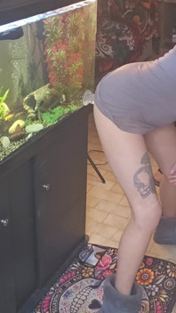 Soție sexy se fute cu un vibrator în timp ce doi prieteni ejaculează pe vibratorul ei