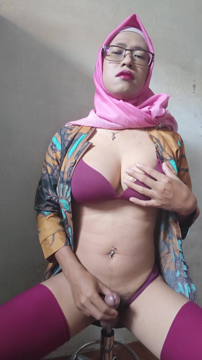 Mitha Zhe: Hijab Shemale Jerking off Her Huge Dick