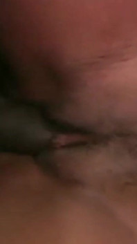 Una miLF ebano arrapata viene scopata da un bbc