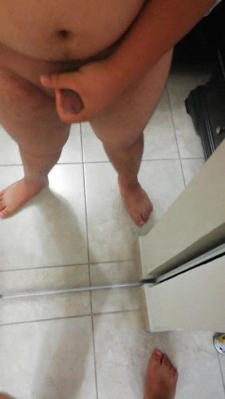 Cock vids and only cock vids.: Pulchny facet walący swojego małego kutasa w lustrze