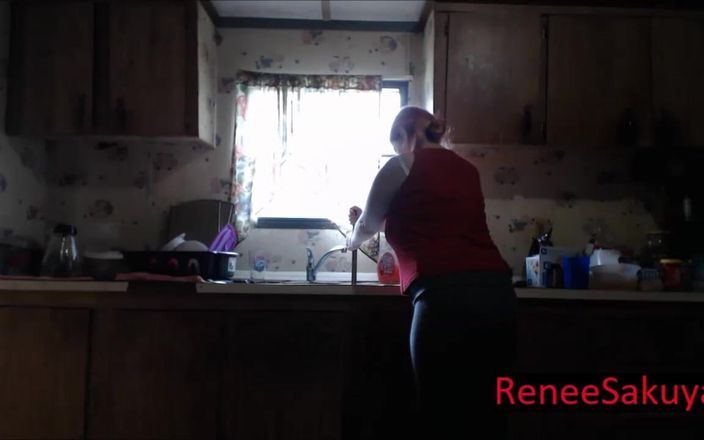 Renee Sakuya: ジーンズを着た妊娠中のシンクの急降下