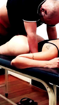 Il cliente che fa ceretta si arrapa e fa sesso con il cerettatore.