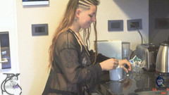 Sr Mono y Alba: Er brachte mir einen Kaffee mit, aber es fehlte milch /...