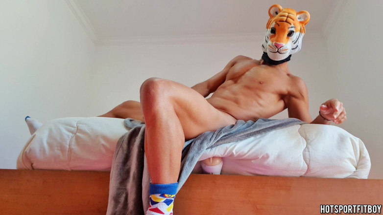 Hotsportfitboy: 3 verschiedene fleshlights hart im bett ficken - massiver creampie in...