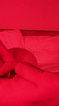Jade dan damon di kamar hotel semalaman dengan baju merah