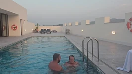 Havuzda sikişiyor