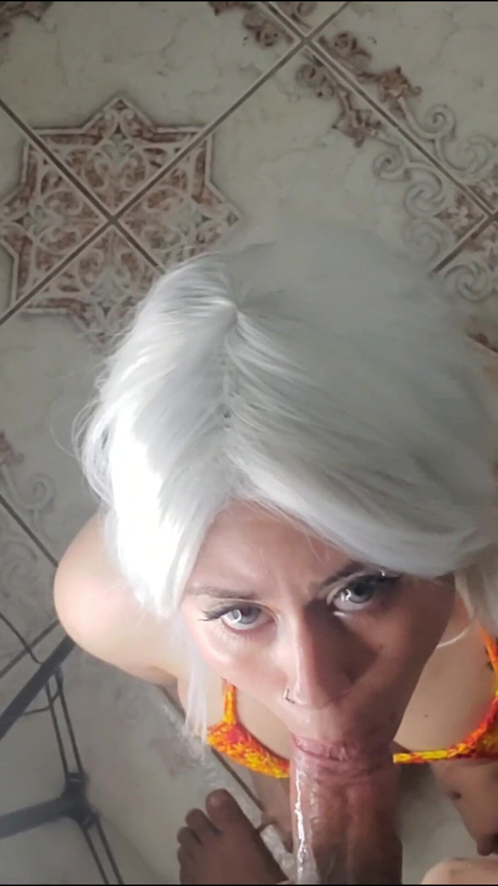 DherlyDoll: Curvei de 18 ani îi place să sugă o pulă grasă