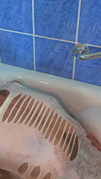 Představujeme ji s Wetlook, plně oblečená ve vaně Probuzení