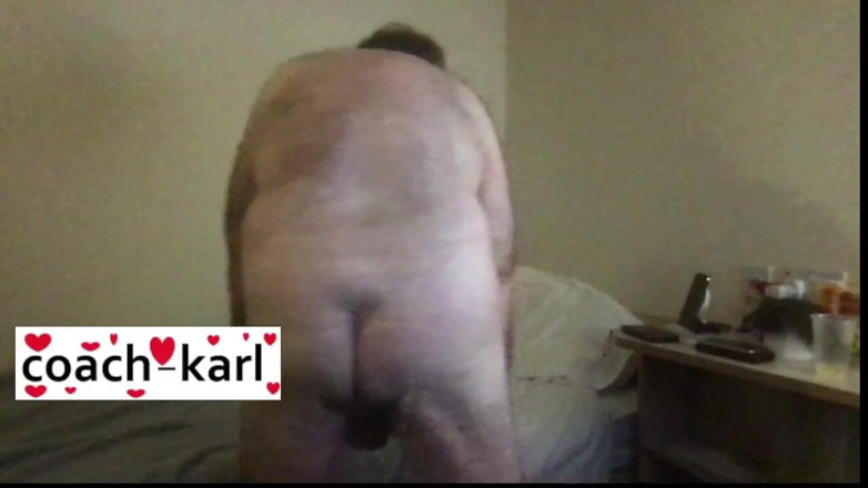 Coach Karl dude lodge: 라이브 캠 쇼 중 엉덩이를 보여주는 Karl 코치