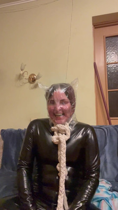 Elena917: 2 combinaisons en latex et 5 minutes dans un sac plastique