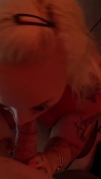 Německá dívka s křivkami dává skutečné rychlé POV kouření cizinci