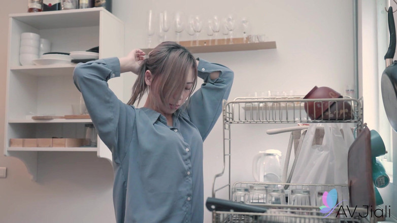 AV Jiali: Lin manca il lavoro e un collega le viene da...