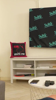 Cameriera! Vieni a pulire il mio cazzo duro con la bocca.