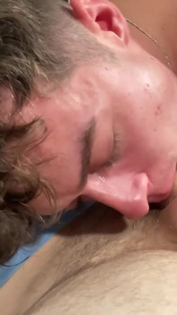 Il piccolo gay sexy prende un allevamento duro nelle sale dell'uni