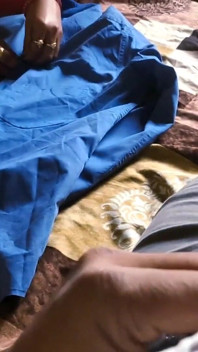 कपड़ों पर इस्त्री करते हुए अकेली बैठी प्रिया भाभी, प्रिया भाभी अपने कपड़ों पर इस्त्री करते हुए