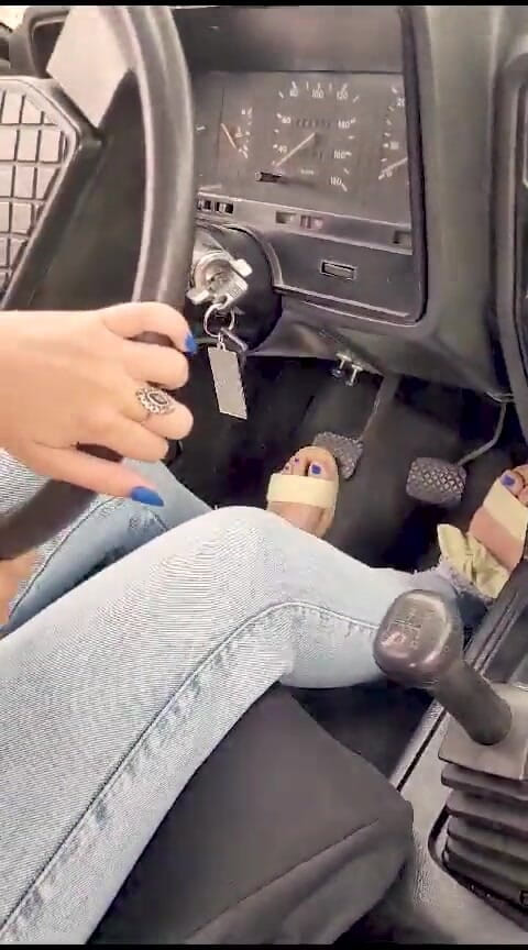 M4ndy: Jedzie do pracy, ale samochód się nie uruchamia