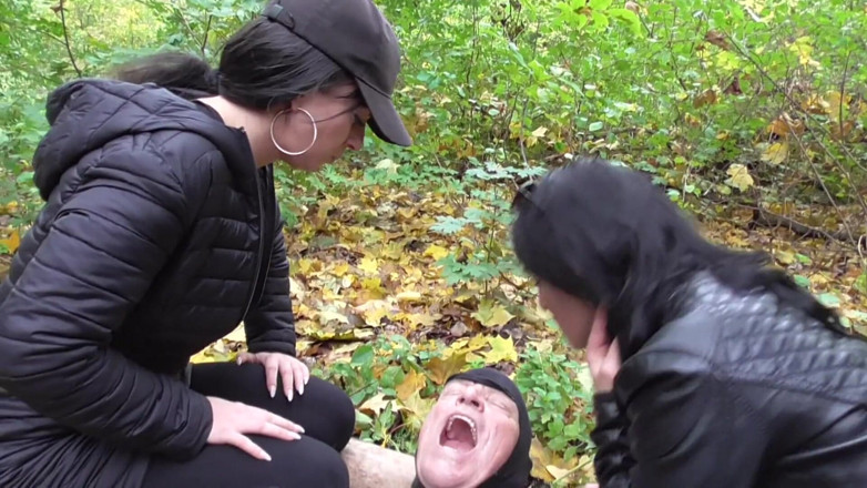 Femdom Austria: 森の中での唾吐きセッション