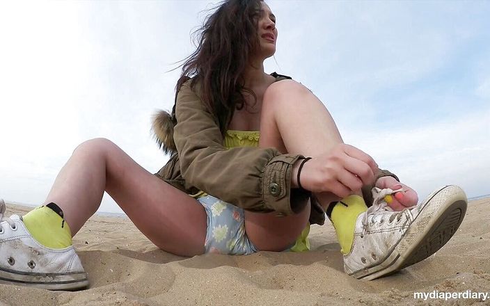 Faye Taylor: Pasando un día en la playa mostrando mi pañal