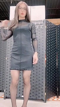 Asiatică efeminată CD Eva în ciorapi negri și Highheels