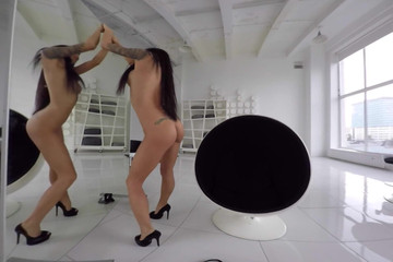 StasyQVR: Підтягнута татуйована брюнетка, сексуальний