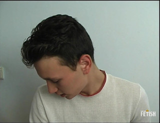 Gay Diaries: Un jumelle excité se masturbe pendant que ses deux amis...