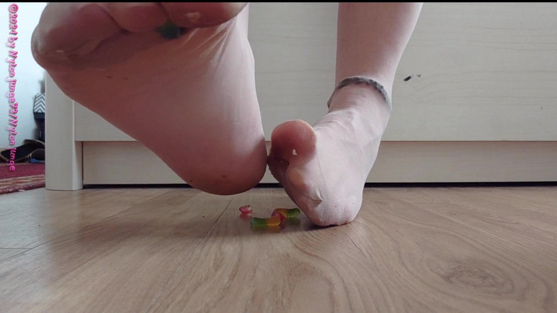 Carmen_Nylonjunge: Nylonfüße haben spaß mit fruchtgummis ** zermalmen *