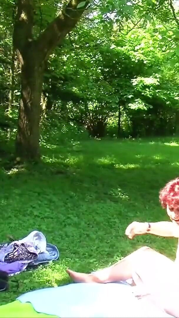 Full porn collection: Deutsches paar trifft frau beim gehen im wald und nimmt...