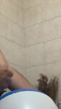 Di bilik air dengan telur pantai