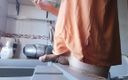 Rafael Torreano: Branlette rapide avec éjaculation dans l&amp;#039;évier de la cuisine