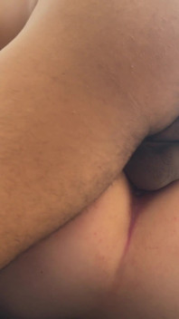 Îmi împing penisul uriaș și bogat în sora mea vitregă sexy prin păsărica ei bogată și strâmtă până când umple totul