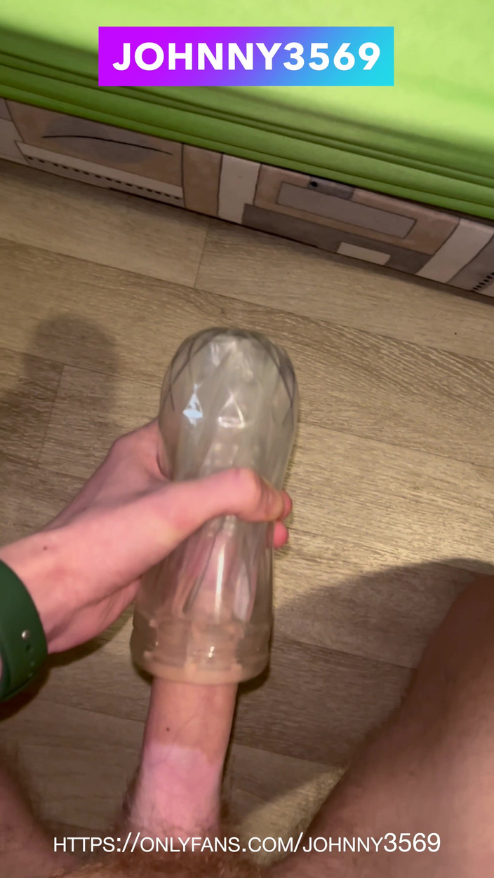 Johnny69227: Si cewek sange ini lagi asik muasin memeknya pakai dildo....