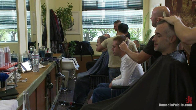 Bound in public: Cạo lông và đụ trong một barbershop bận rộn