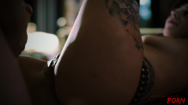 SaintPorn: Gina Snake prend une énorme bite dans son trou brut