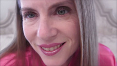 Nikki Nevada: Sexy macecha ve svém růžovém rouchu saje a šuká