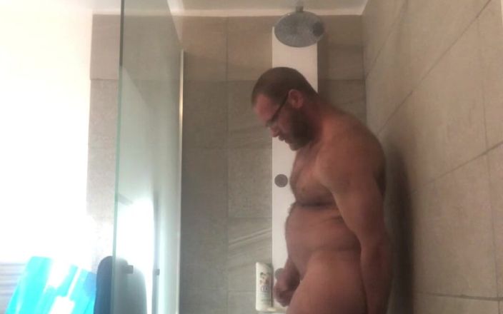 Ronan gay studio: Tyłek bawi się pod prysznicem
