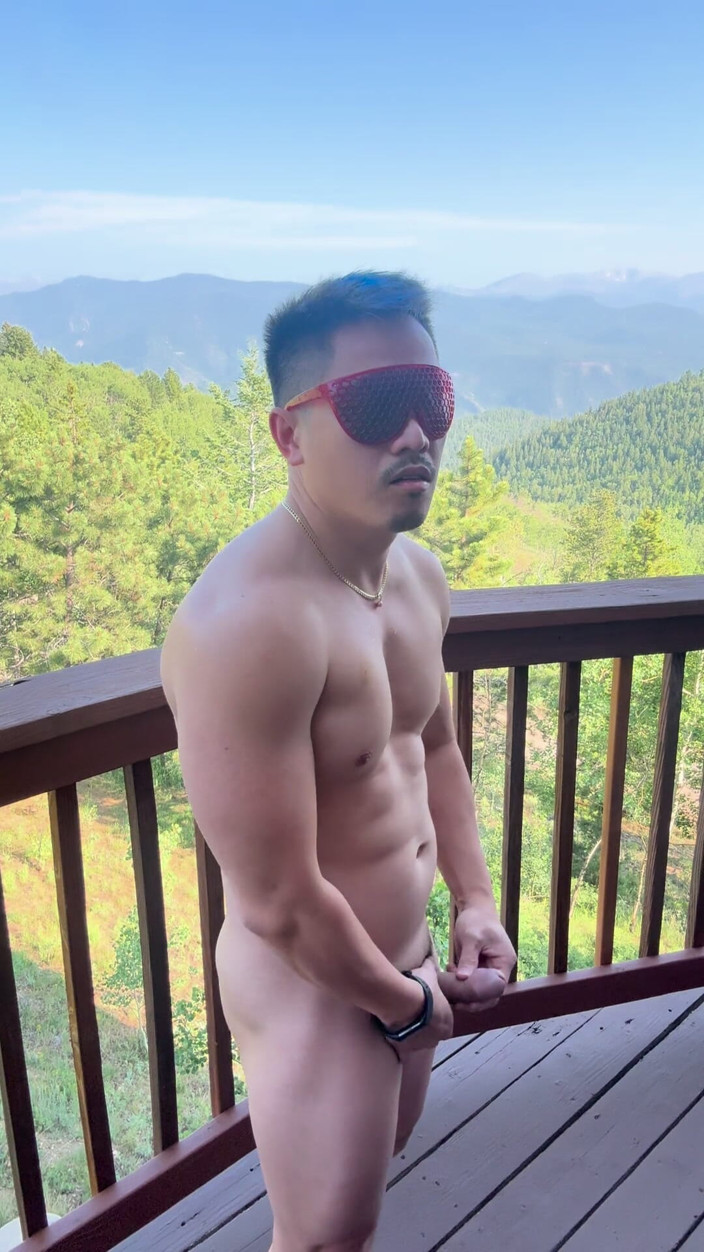 Barenakedmuscles: 山頂の挑発:筋肉質なアジア系イケメンのソロショー