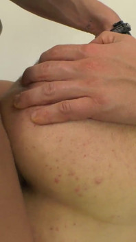 Le Dr Luna prend soin de son esclave avec une bite bien dure