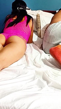 Je suce la chatte d’une MILF mature pendant que ma copine vérifie son téléphone portable