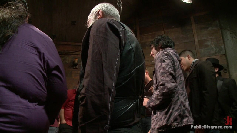 Public Disgrace by Kink: Latina s velkým zadkem svázaná a ošukaná na párty