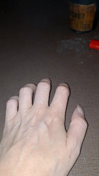 Dlouhé nehty a cigareta