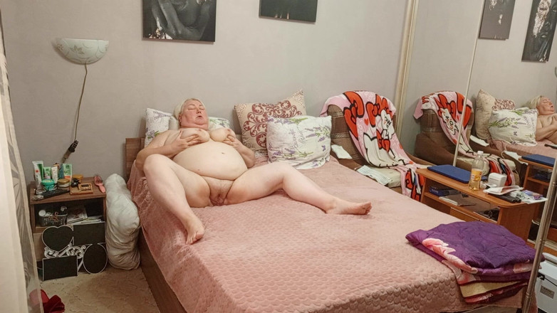 Zona901: Une belle-mère doigte ses gros seins et joue avec une...