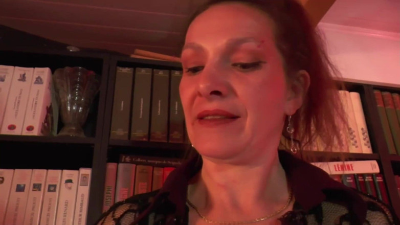 BDSM and co: 두 명의 복종하는 여주인 Flo는 손과 장난감으로 복종합니다.