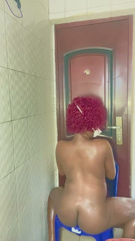 Mulher grávida tomando banho