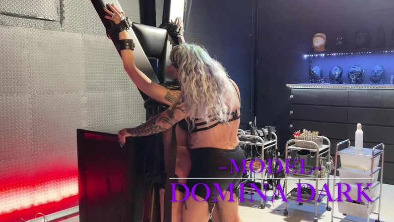 Domina Dark: Sculacciata sul culo della sottomessa femmina