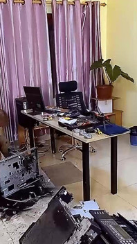Trei zile fixează un copiator. Apoi se rupe din nou